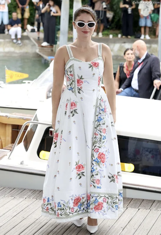 Eve Hewson photo 4 of 290
