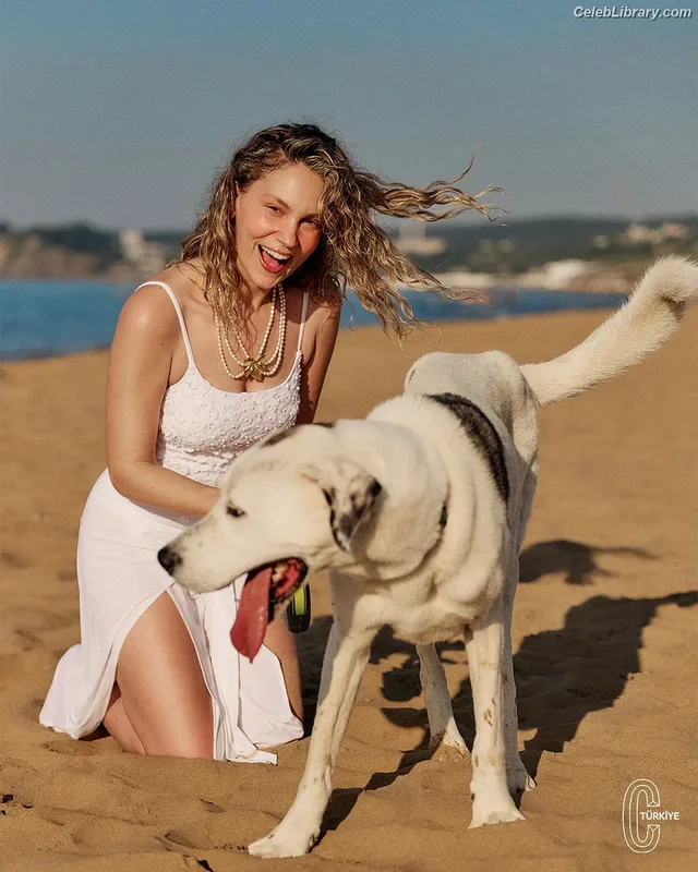 Farah Zeynep Abdullah photo 7 of 19
