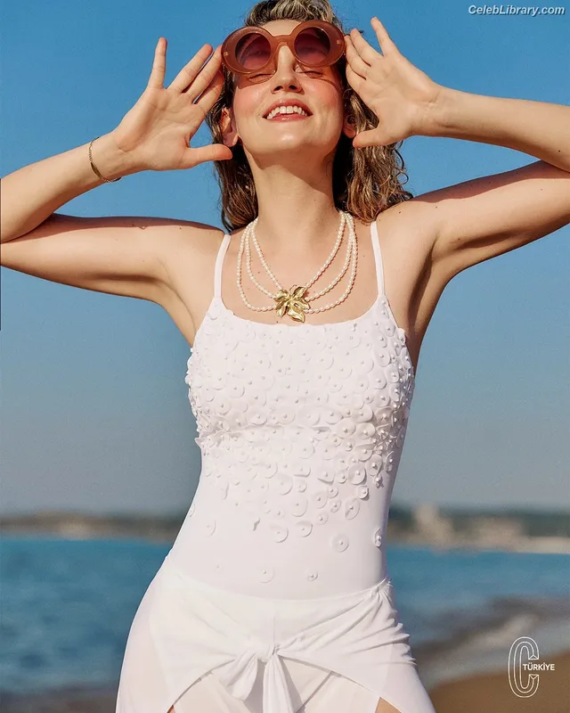 Farah Zeynep Abdullah photo 9 of 19