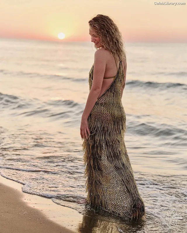 Farah Zeynep Abdullah photo 13 of 19