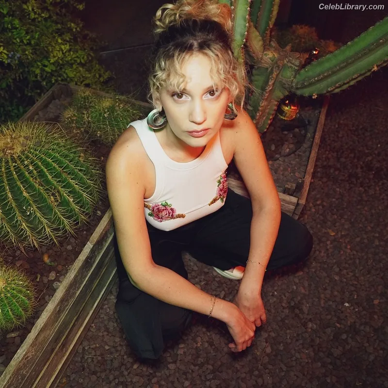 Farah Zeynep Abdullah photo 14 of 19