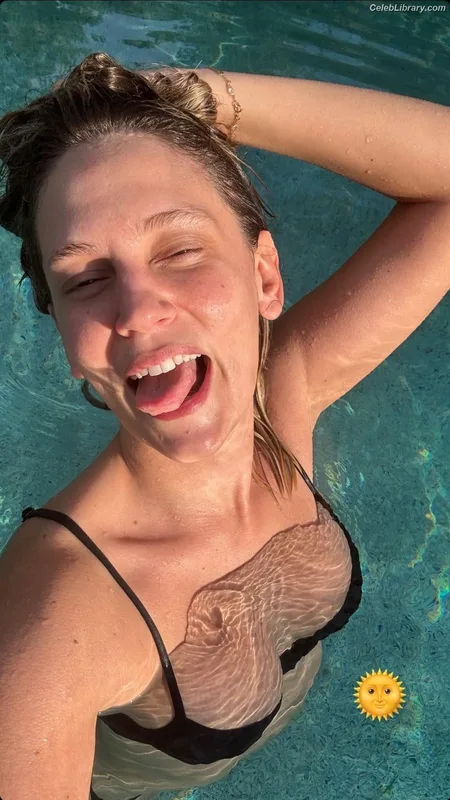 Farah Zeynep Abdullah photo 16 of 19