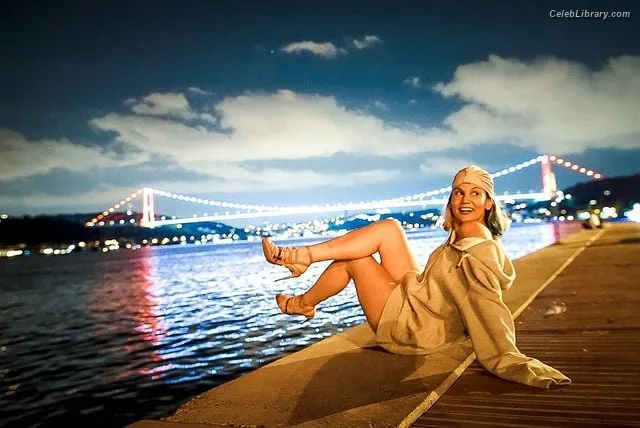 Farah Zeynep Abdullah photo 18 of 19