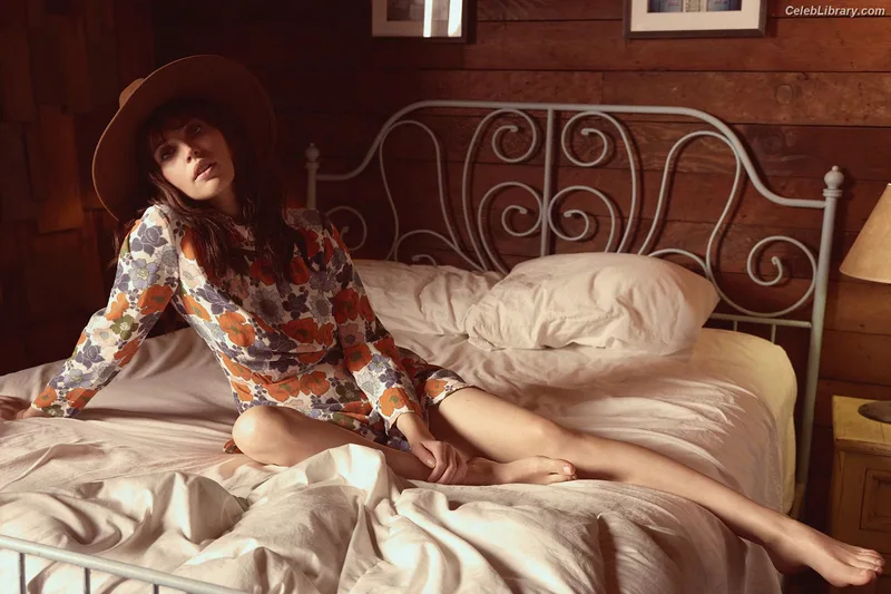 Felicity Jones photo 4 of 236
