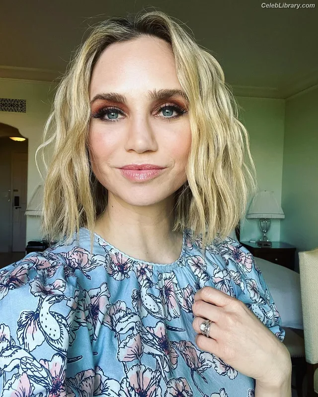 Fiona Gubelmann photo 22 of 24