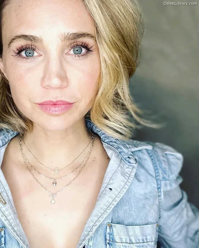 Fiona Gubelmann photo 23 of 24