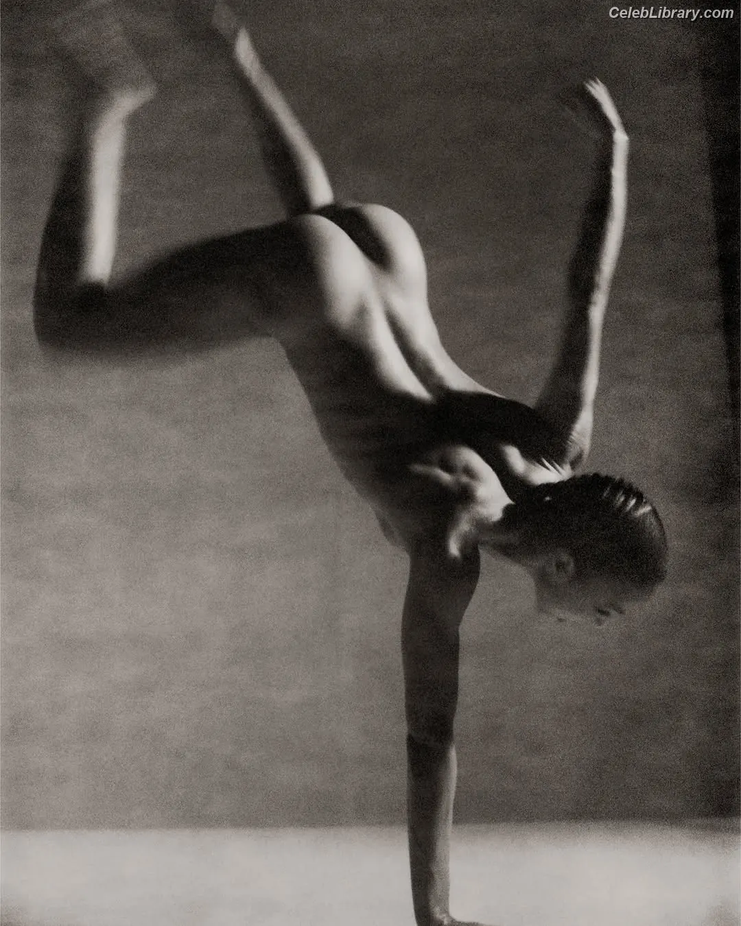 FKA Twigs photo 4 of 144