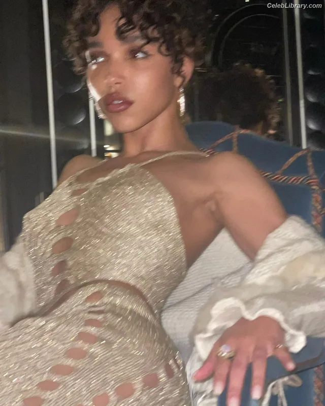 FKA Twigs photo 7 of 145