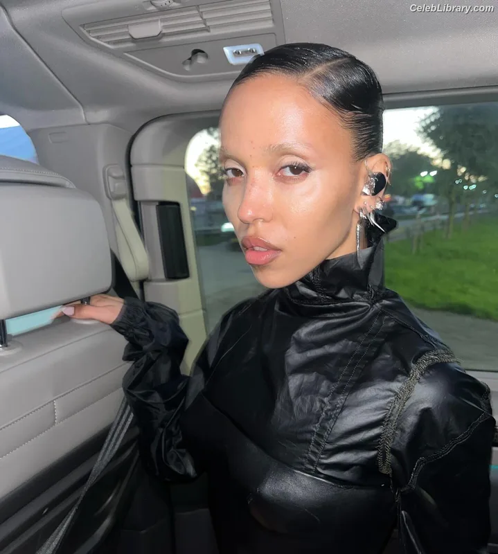 FKA Twigs photo 19 of 145