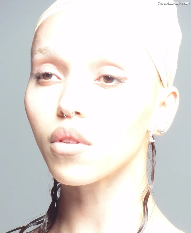 FKA Twigs photo 18 of 145