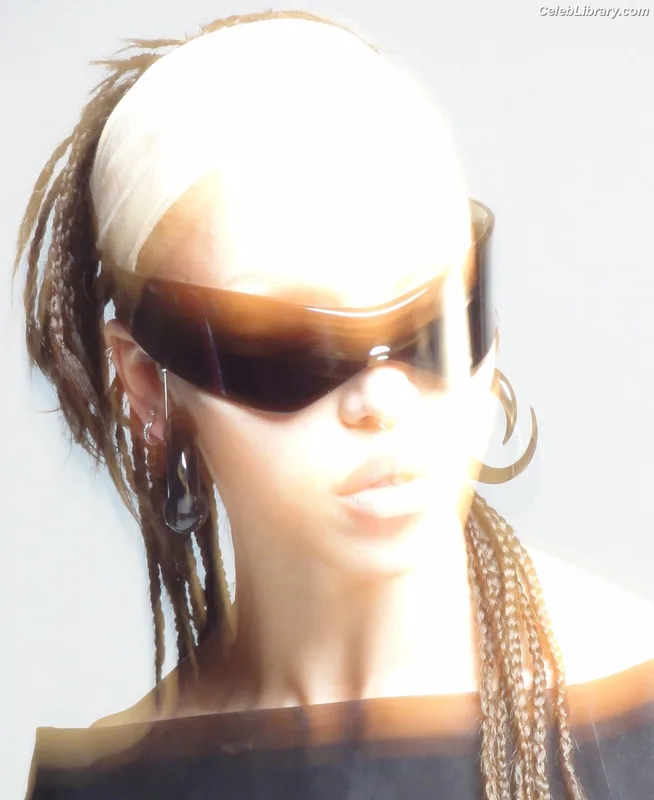 FKA Twigs photo 21 of 145