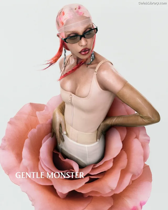 FKA Twigs photo 24 of 145