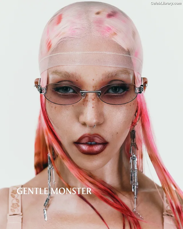 FKA Twigs photo 1 of 145