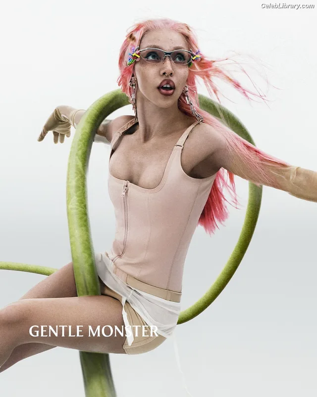FKA Twigs photo 2 of 145