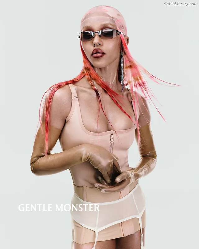 FKA Twigs photo 3 of 145