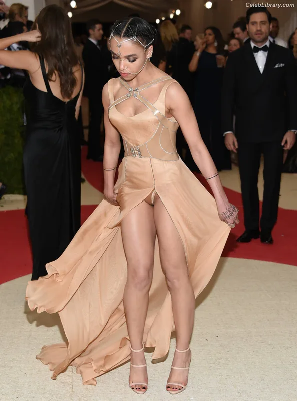 FKA Twigs photo 11 of 145