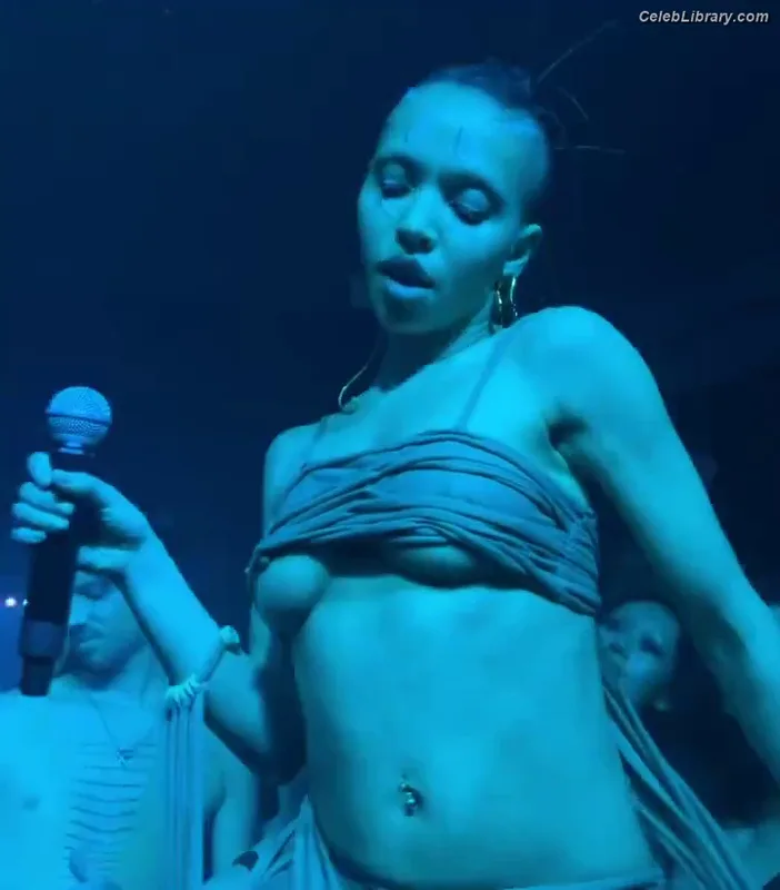 FKA Twigs photo 22 of 145