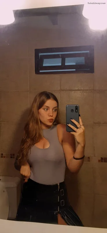 Flor Andersen photo 1 of 89