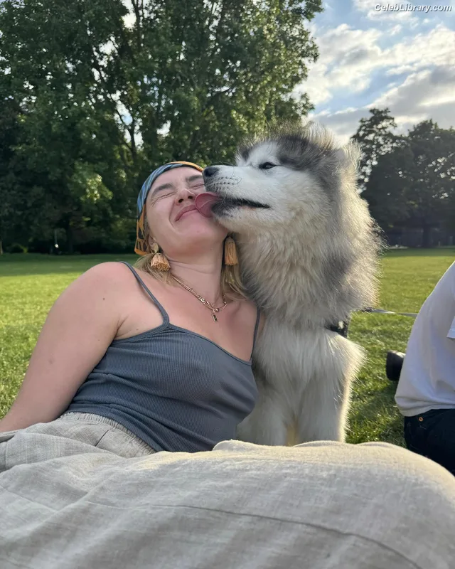 Florence Pugh photo 3 of 1242
