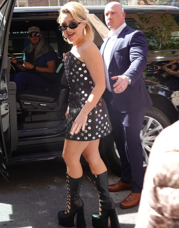 Florence Pugh photo 1 of 1242