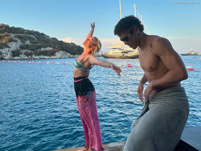 Florence Pugh photo 20 of 1242
