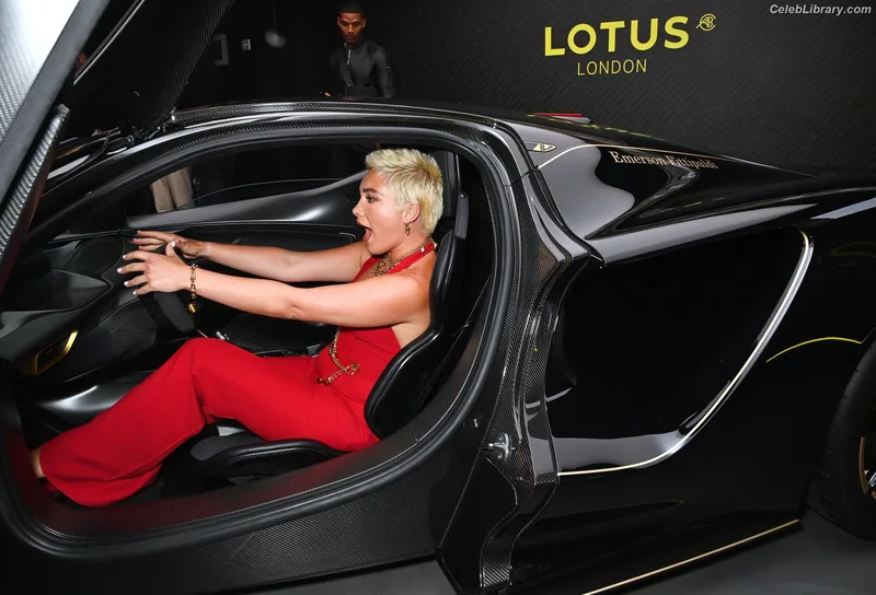Florence Pugh photo 7 of 1242