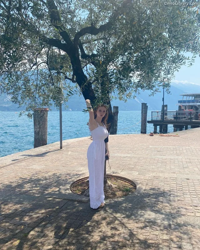 Francesca Capaldi photo 21 of 837