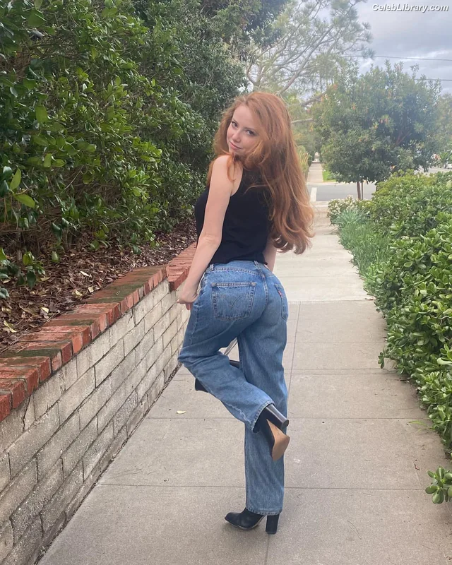 Francesca Capaldi photo 17 of 837