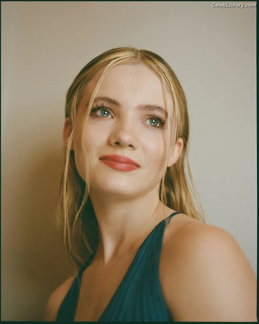 Freya Allan photo 13 of 517