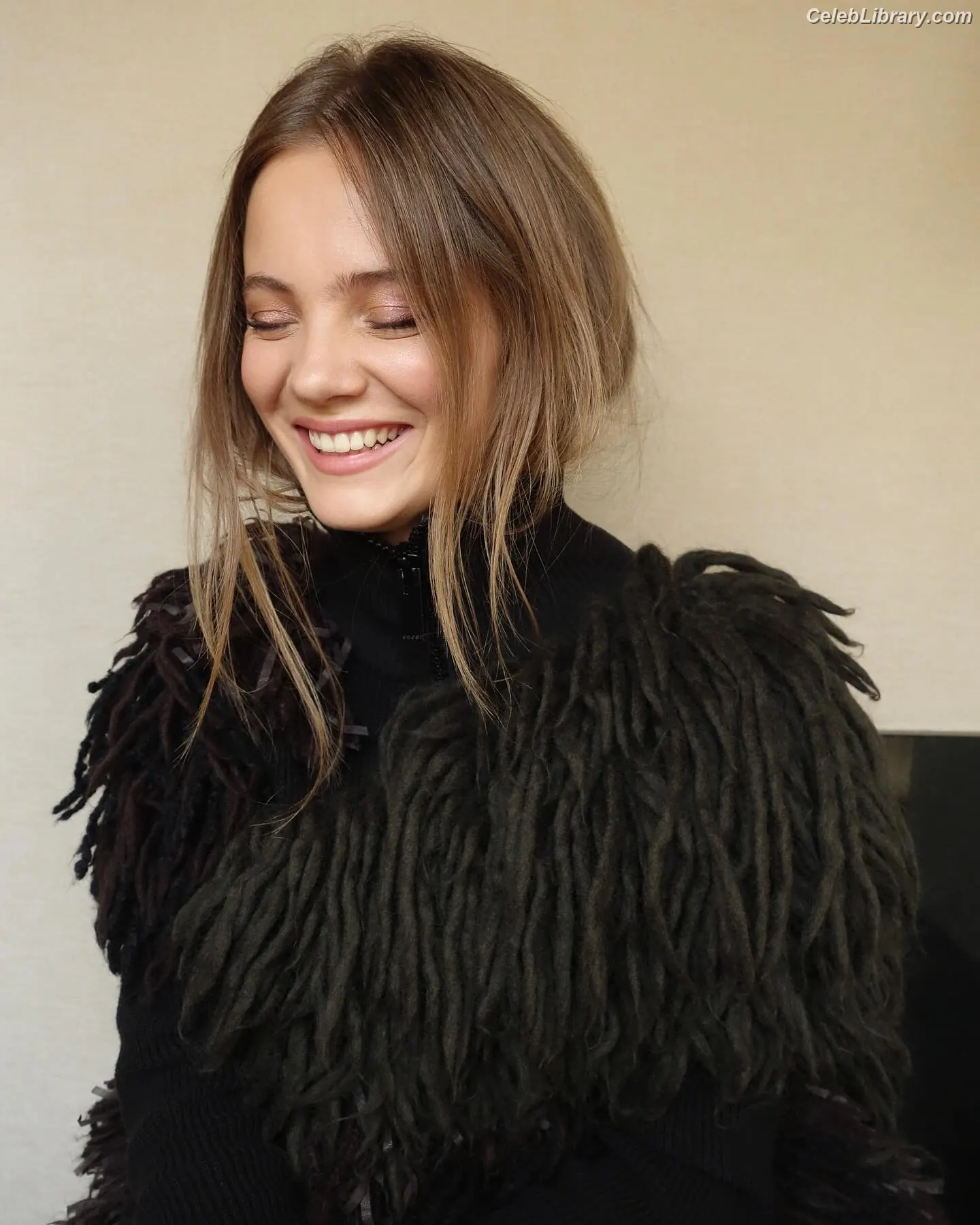 Freya Allan photo 6 of 517