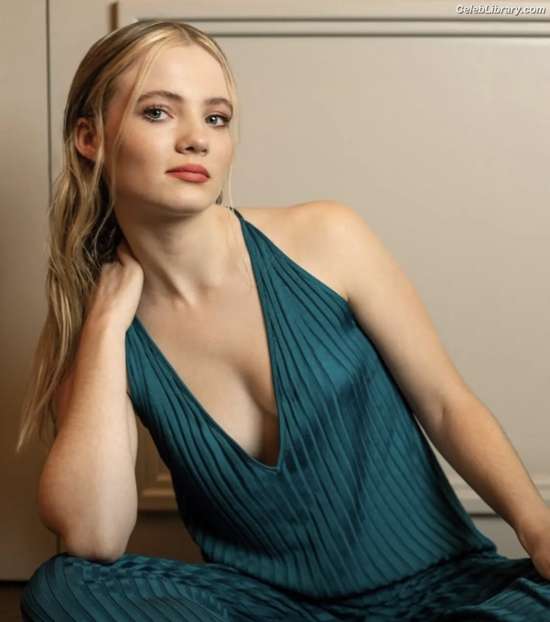 Freya Allan photo 23 of 517