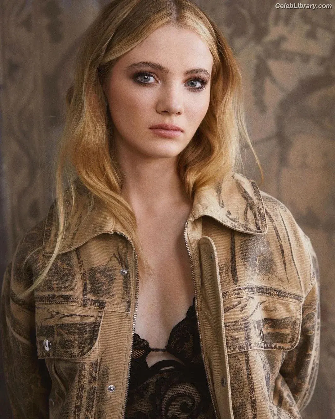 Freya Allan photo 15 of 517