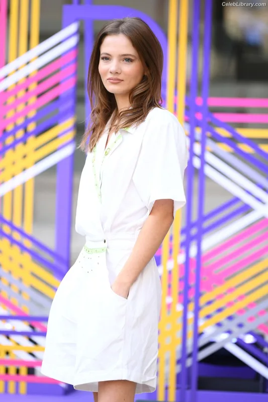 Freya Allan photo 4 of 518
