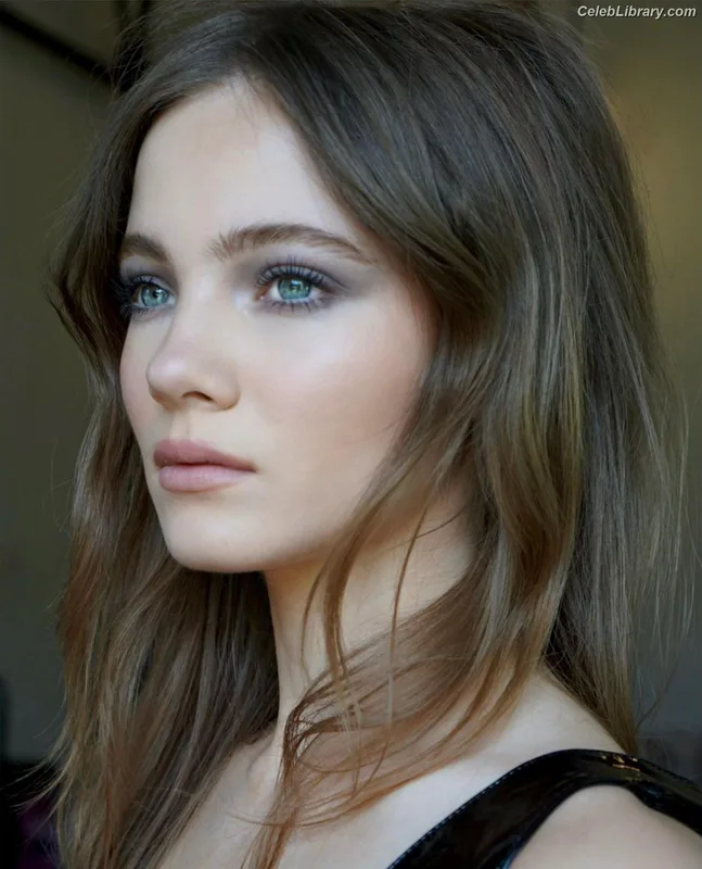 Freya Allan photo 17 of 518