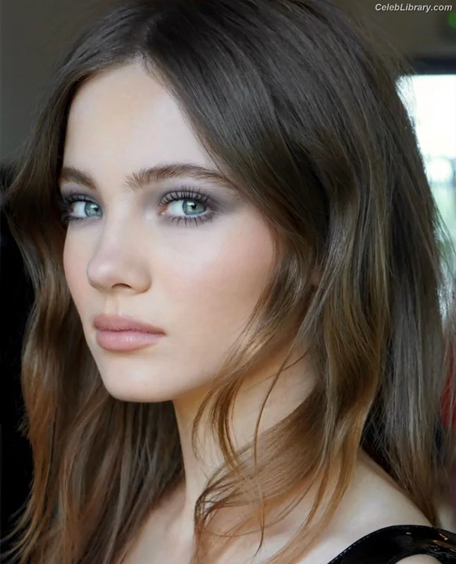 Freya Allan photo 18 of 518