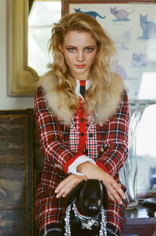 Freya Allan photo 2 of 518