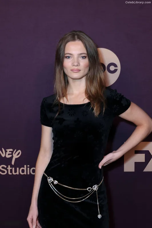 Freya Allan photo 4 of 518