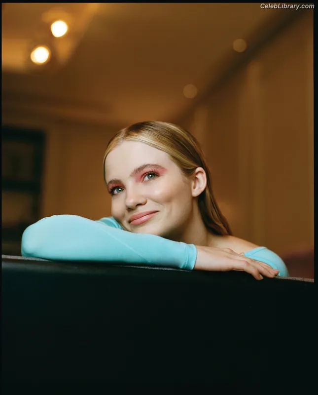 Freya Allan photo 12 of 518