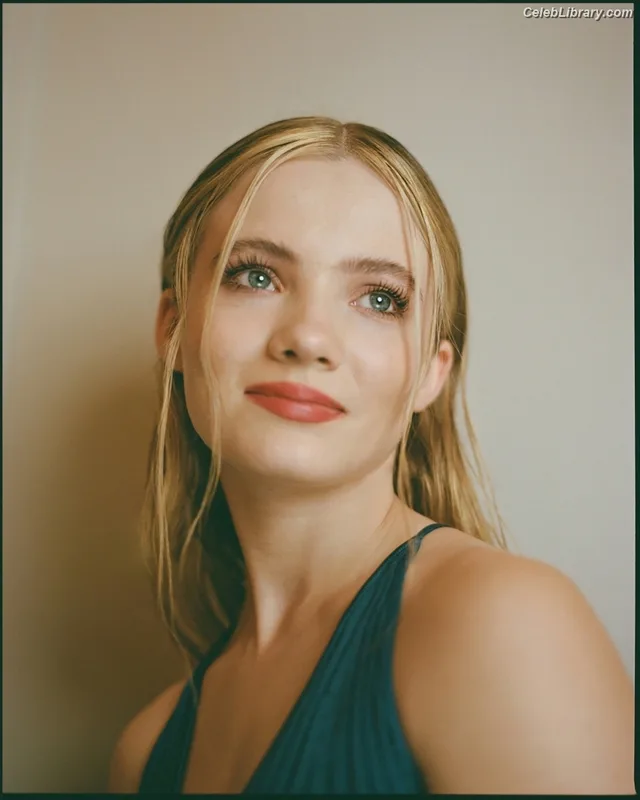 Freya Allan photo 13 of 518