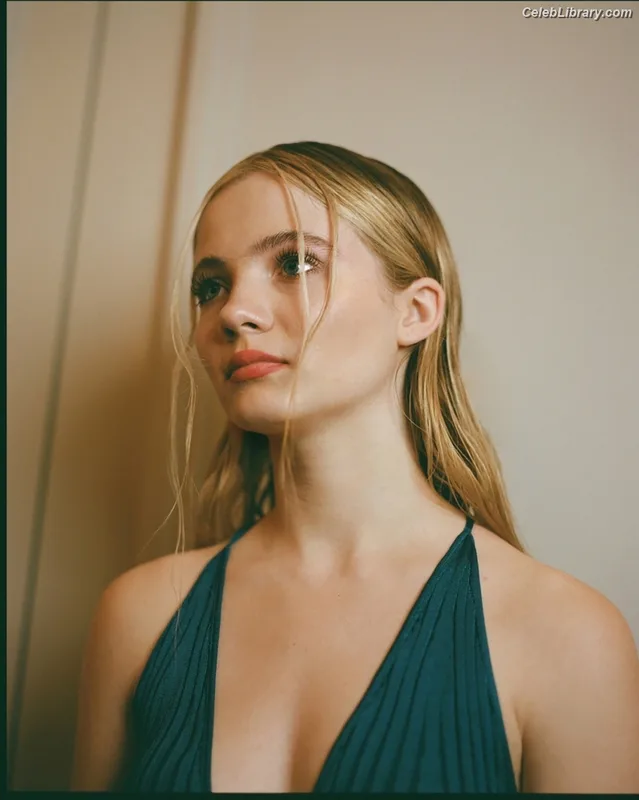 Freya Allan photo 14 of 518