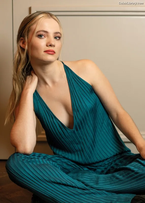 Freya Allan photo 15 of 518