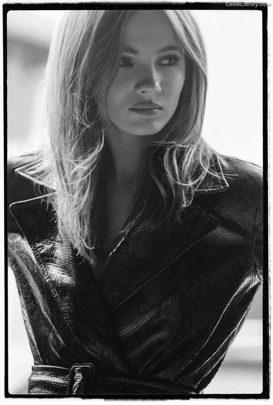 Freya Allan photo 6 of 518