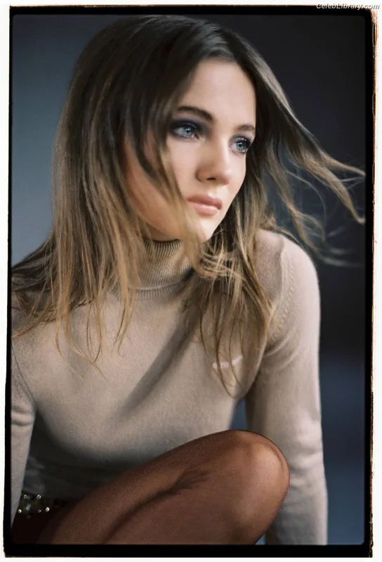 Freya Allan photo 12 of 518
