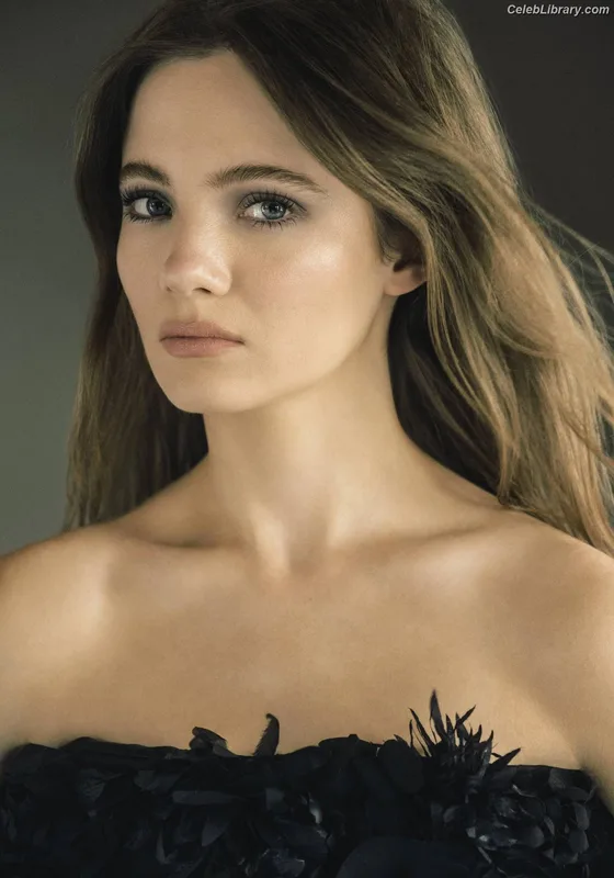 Freya Allan photo 13 of 518