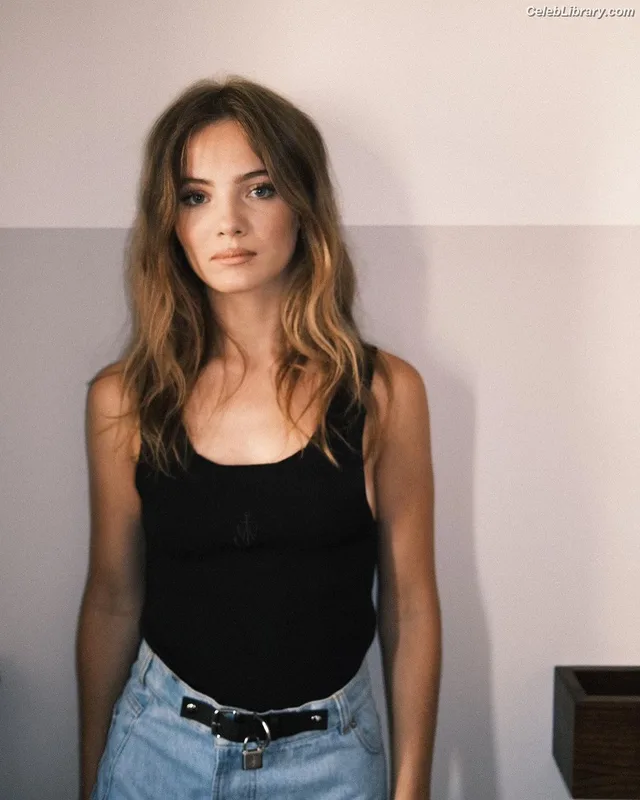 Freya Allan photo 17 of 518