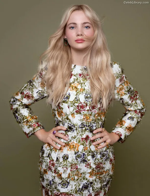 Freya Allan photo 12 of 518