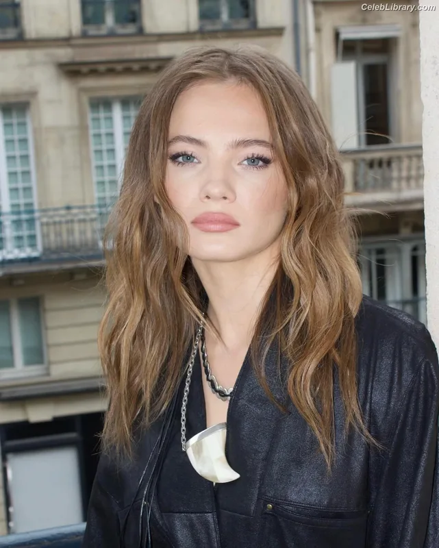 Freya Allan photo 16 of 518