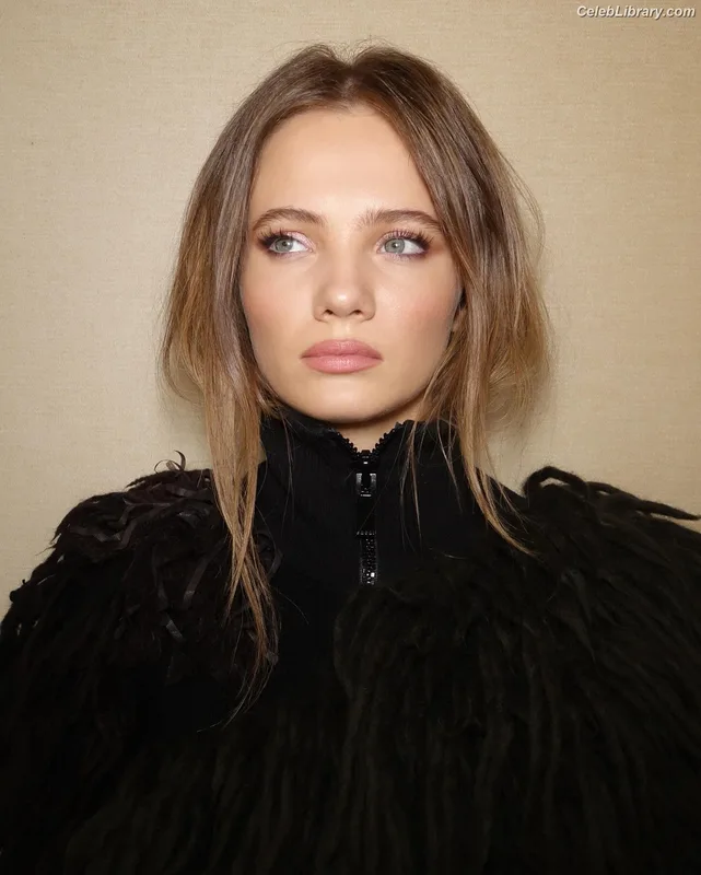 Freya Allan photo 18 of 518