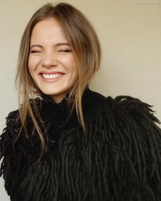 Freya Allan photo 1 of 518