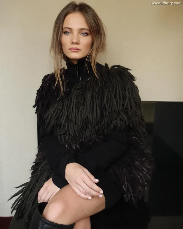 Freya Allan photo 2 of 518